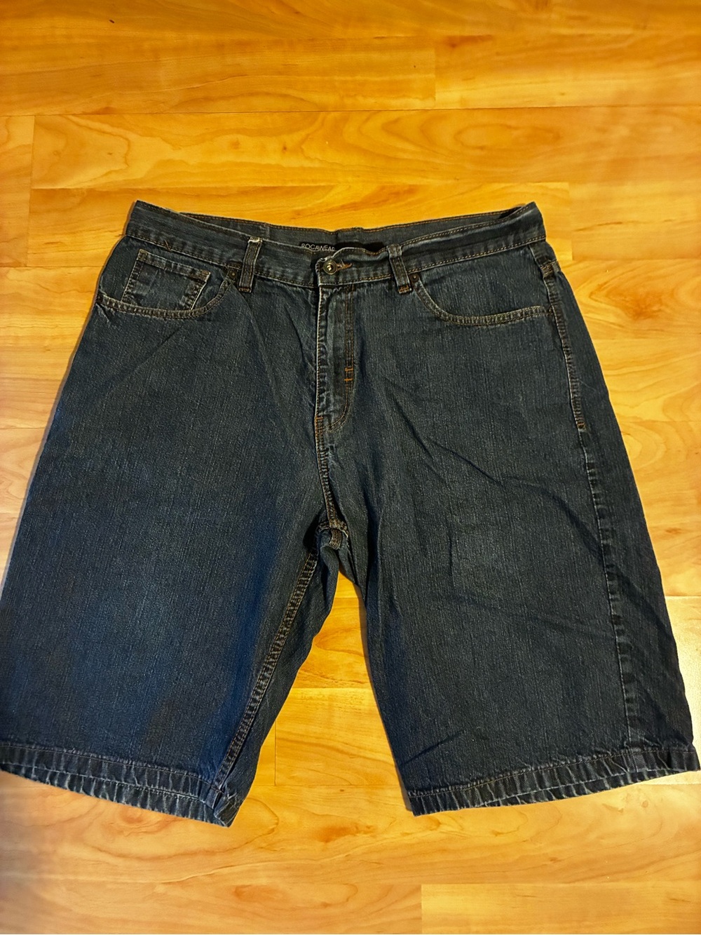 Rocawear Men's Denim Shorts Dark Wash size waist 38 Blue embroidered Pockets